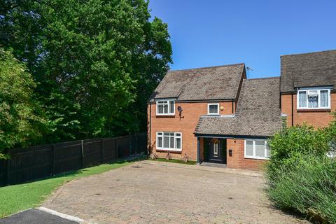 Peddlars Grove, Yateley GU46 5 bed detached house for sale