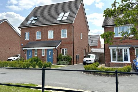 Bluebell Drive, Middlebeck, Newark 3 bed semi