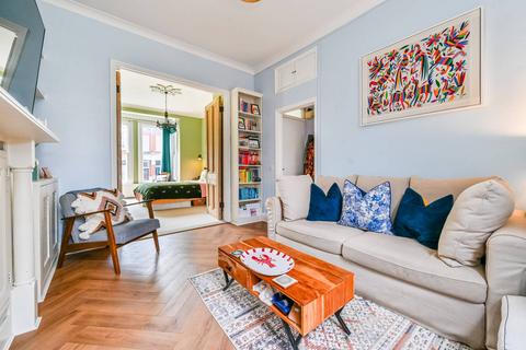 Parolles Road, Archway, London, N19 2 bed flat for sale