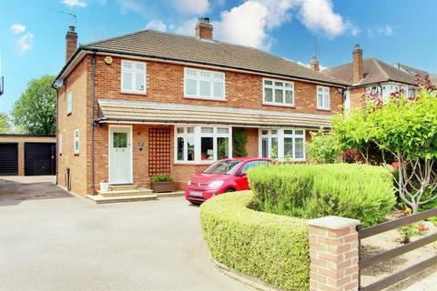 Bluebridge Road, Brookmans Park AL9 3 bed semi
