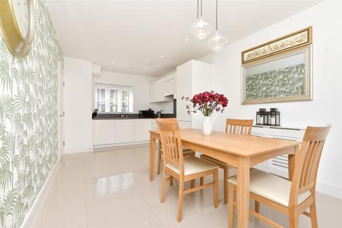 Isabella Walk, Tadworth KT20 3 bed detached house for sale