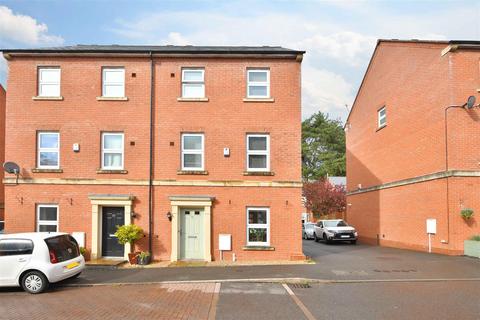 Willow Drive, St Edwards Park... 4 bed semi