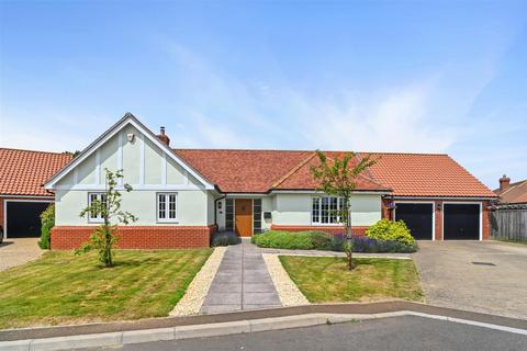 Margarets Place, Bradfield 3 bed detached bungalow for sale