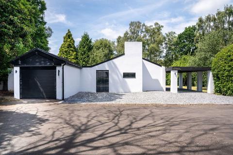 Woodlands Lane, Pulborough RH20 3 bed detached bungalow for sale