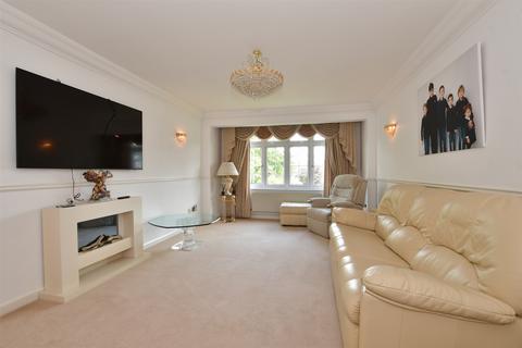Nelmes Court, Hornchurch RM11 2 bed apartment for sale