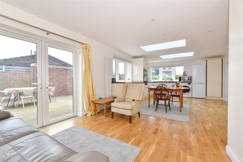 Ronstan Gardens, Freshwater PO40 3 bed detached bungalow for sale