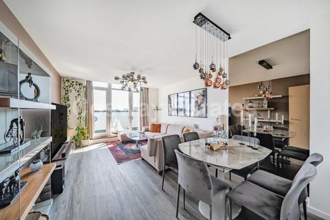 Peacock Close, Mill Hill, NW7 2 bed penthouse for sale