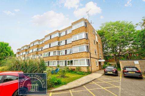 Queenswood Gardens, Wanstead 2 bed flat for sale