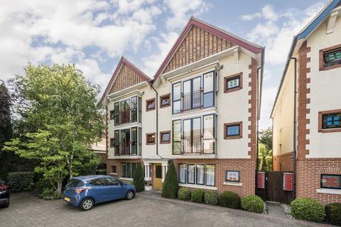 Coombe Road, New Malden KT3 2 bed flat for sale