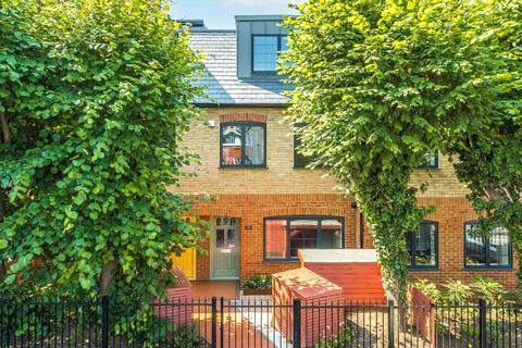 Cricklade Avenue, Streatham Hill SW2 4 bed end of terrace house for sale
