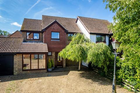 Dents Grove, Lower Kingswood, KT20 4 bed link detached house for sale