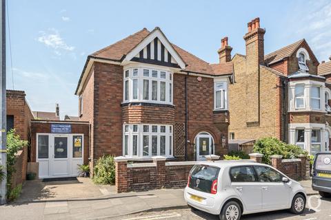 Park Road, Sittingbourne, Kent, ME10 3 bed detached house for sale