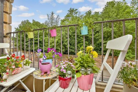 The Parade, Carshalton SM5 2 bed flat for sale
