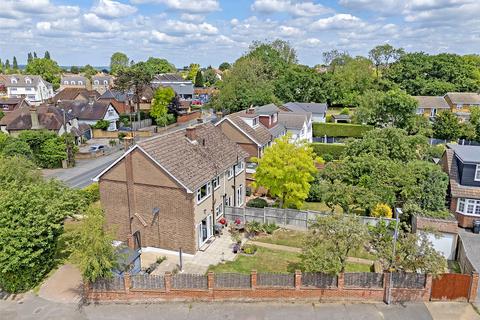 Tye Common Road, Billericay, Essex, CM12 3 bed semi