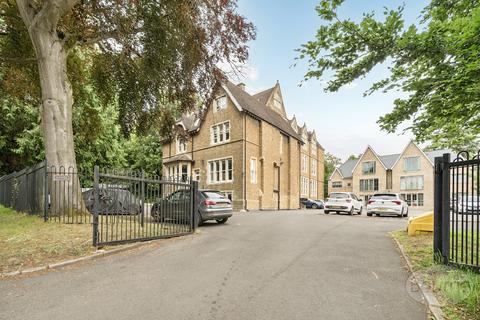 Filmer Grove, Godalming, Surrey, GU7 2 bed apartment for sale