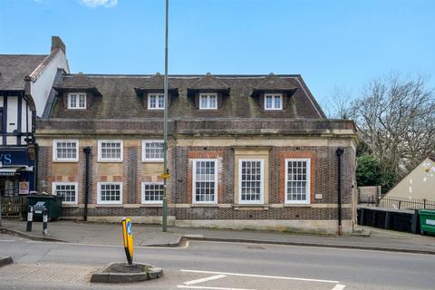 Station Approach, Tadworth 2 bed apartment for sale