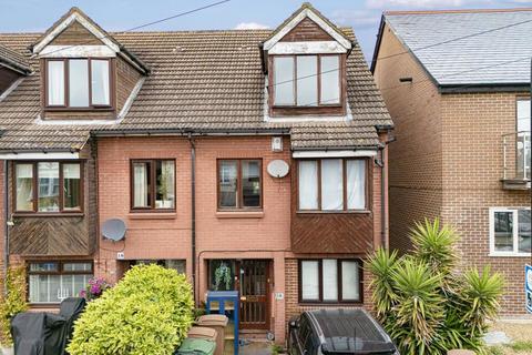 Pretoria Road, Chingford, London, .... 4 bed semi
