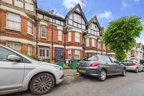 Cambridge Gardens, Folkestone 2 bed ground floor flat for sale