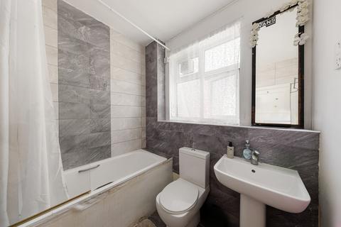 Cockfosters Road, Barnet, EN4 3 bed flat for sale