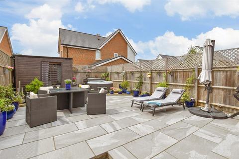 Alans Gardens, Maidstone ME18 3 bed semi
