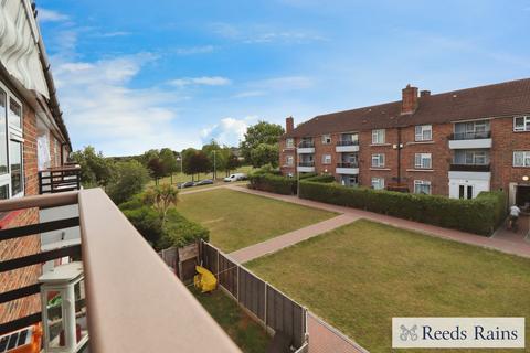 Lindfield Road, Romford RM3 3 bed apartment for sale