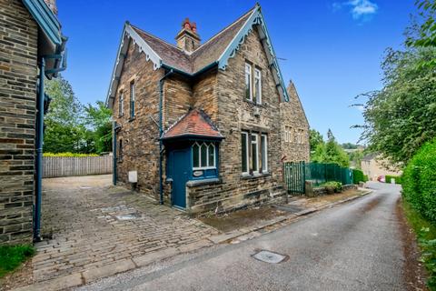 Snelsins Road, Cleckheaton, BD19 2 bed detached house for sale