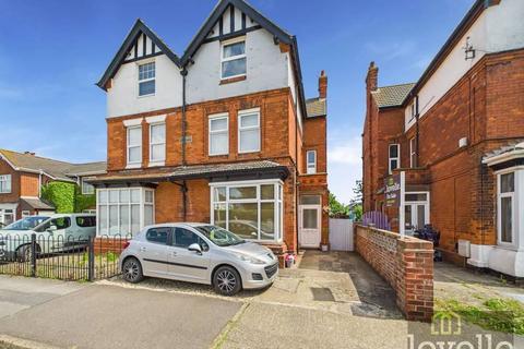 Victoria Road, Mablethorpe LN12 6 bed semi