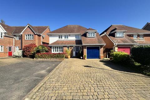 Beauliu Drive, Waltham Abbey, EN9 4 bed detached house for sale