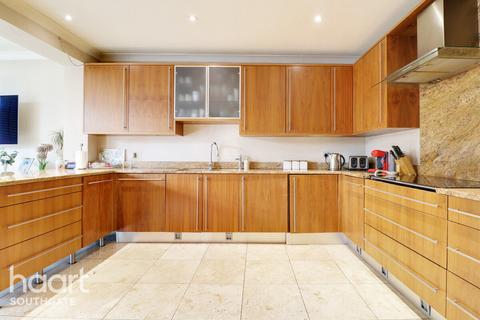 5 bedroom semi-detached house for sale