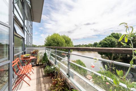 Point Wharf Lane, Brentford, TW8 1 bed flat for sale