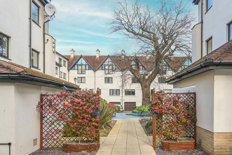 Carew Road, Northwood, HA6 3 bed flat for sale