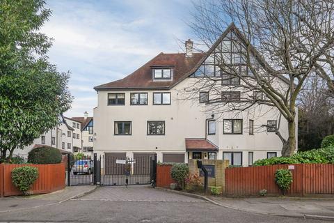 Carew Road, Northwood, HA6 3 bed flat for sale