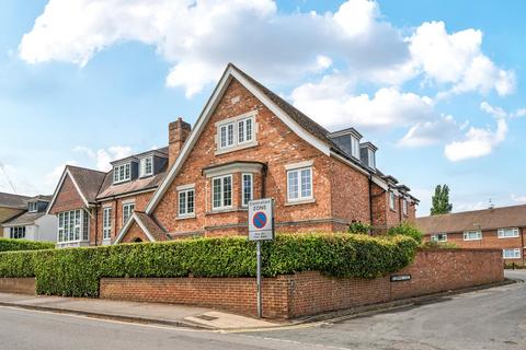 Camphill Road, West Byfleet, KT14 2 bed apartment for sale