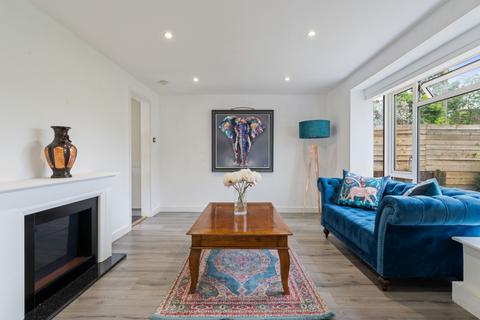 Rickford Hill, Guildford, GU3 2 bed maisonette for sale