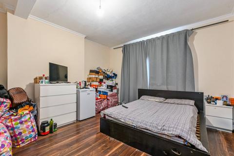 Green Lanes, Finsbury Park, London, N4 3 bed flat for sale