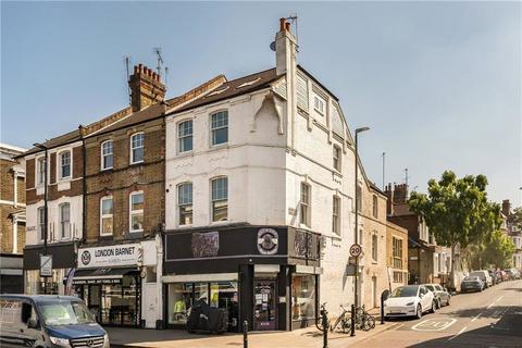 Garfield Road, London SW11 3 bed flat for sale