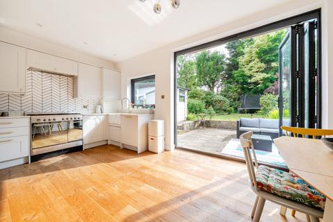 De Bohun Avenue, Southgate, London, N14 3 bed semi