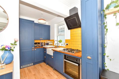 38 Windsor Road, Worthing BN11 1 bed flat for sale