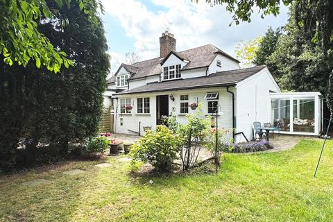 Mill House Lane, Egham, Surrey, TW20 3 bed cottage for sale