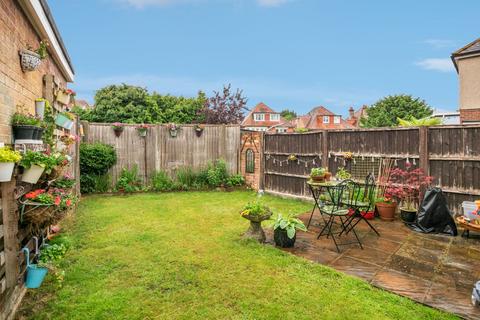 Queens Park South Drive, Bournemouth BH8 3 bed flat for sale