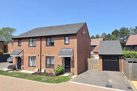 Hawthorn Lane, Lindfield, RH16 3 bed semi