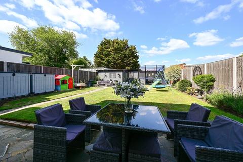 South Avenue, Surrey TW20 6 bed detached house for sale