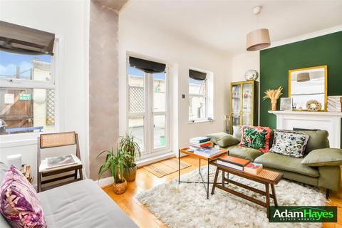 Princes Avenue, London N3 2 bed apartment for sale