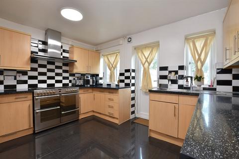 Branch Road, Ilford IG6 5 bed end of terrace house