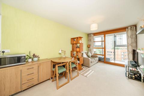 Lombard Road, London SW11 1 bed flat for sale