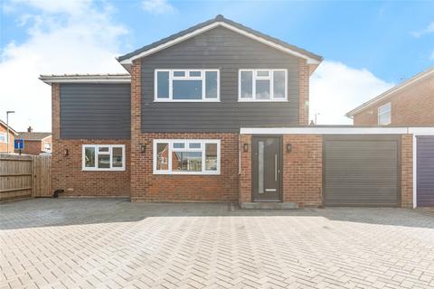 Kestrel Road, Hampshire RG22 4 bed link detached house for sale