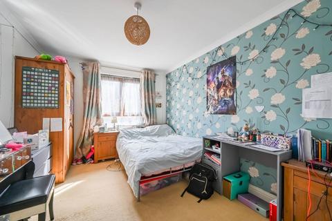 London E3 2 bed flat for sale