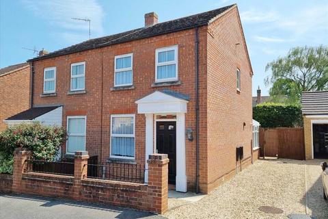 2 bedroom semi-detached house for sale