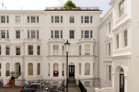 Strathmore Gardens, London, W8 3 bed flat for sale