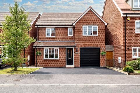 Rhodes Way, Billingshurst, RH14 4 bed detached house for sale